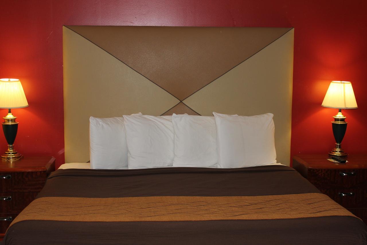 Econo Lodge Oskaloosa Buitenkant foto
