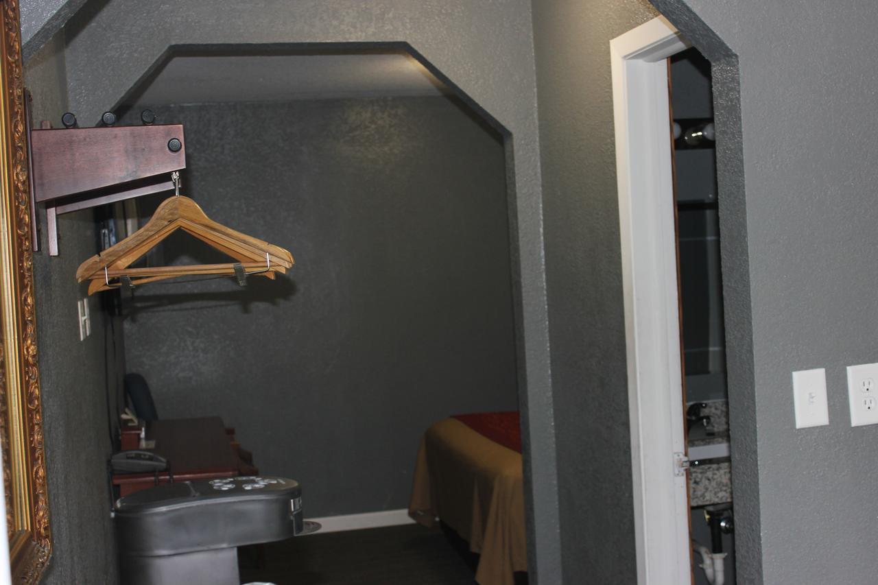 Econo Lodge Oskaloosa Buitenkant foto